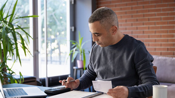 employer calculating payroll tax and income tax