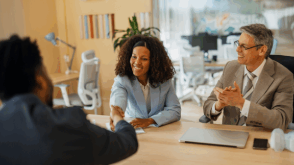 employee and employer shaking hands to approve a non-compete agreement