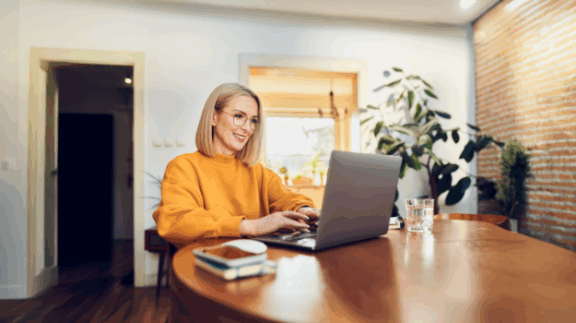 employee using onboarding automation to speed up processes