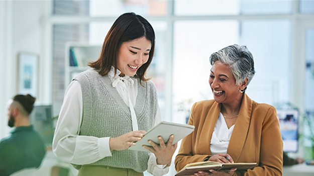 hr employees using a digitial payroll calendar template