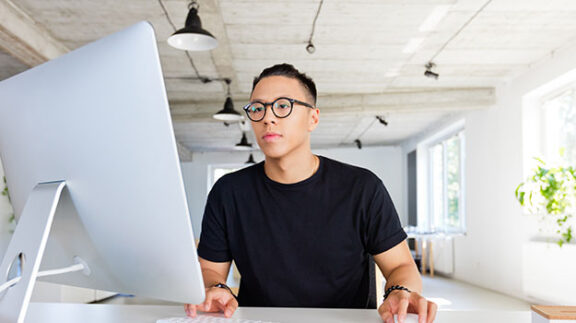 HR professional researching the differences between a W2 vs W9