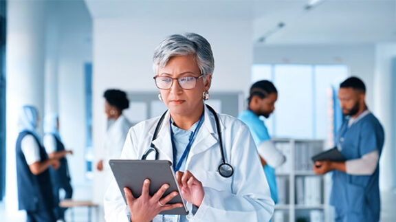 hospital employee using an employee healthcare schduling software