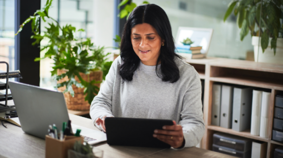 Woman with a laptop learning how to use AI in recruiting